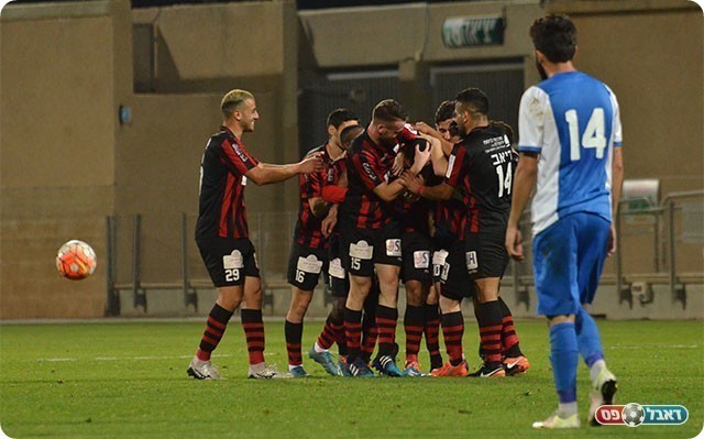 שחקני "רובי שפירא" חוגגים עם הרוש (אבי רביבו)